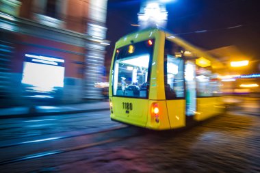 Lviv gece derin renkli ışık ile tarihsel güzel sokaklar tramvayda bulanık