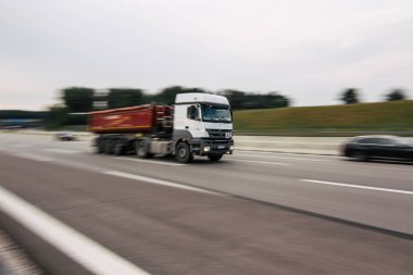 Bulanık hareket kamyon ile yüksek hızlı hareket