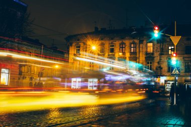 Lviv gece araba vintage Bina arka planda, Ukrayna rotaları