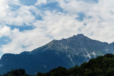 Alpler tepe orman ön ve derin mavi gökyüzü ile