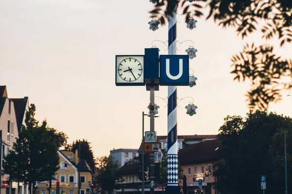 Münih U-Bahn istasyonu işareti şık saat ve vintage etkisi ile