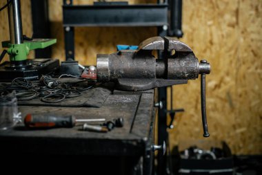 Eski kullanılan mengene kavrama demirci masada zarar