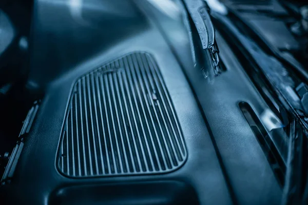 Μεγάλο Αυτοκίνητο Εκτροπέα Θερμότητας Και Κατάσταση Στα Ψυχρά Χρώματα — Φωτογραφία Αρχείου