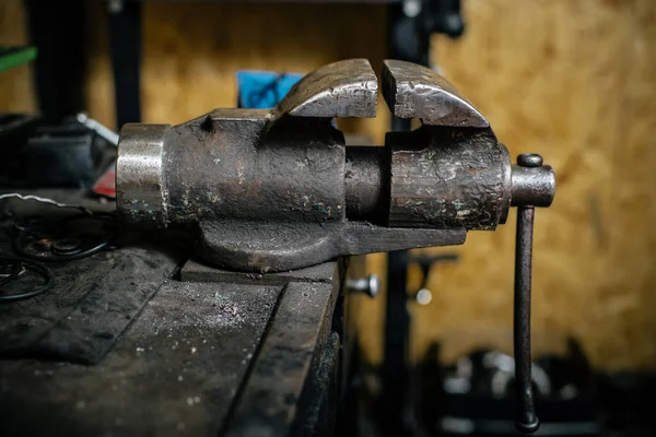 Eski kullanılan mengene kavrama demirci masada zarar