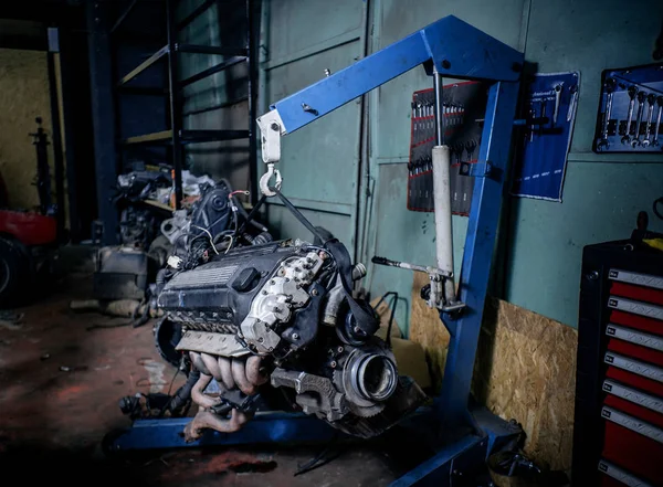 車修理の青いクレーン フックにエンジン インスタレーション — ストック写真