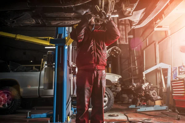 Kavkazské Mladík Červené Pracovní Oděvy Opravy Automobilů Profesionálními Nástroji — Stock fotografie