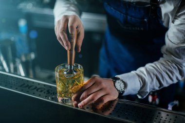 Profesyonel olarak çalışan om ile barmen içecekler ve kokteyller yapma