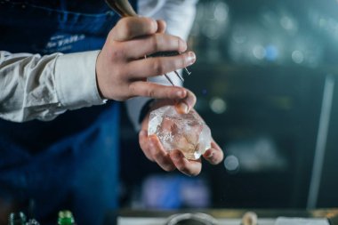 Barmen soğuk iyi içki yapmak profesyonel buz ile çalışma