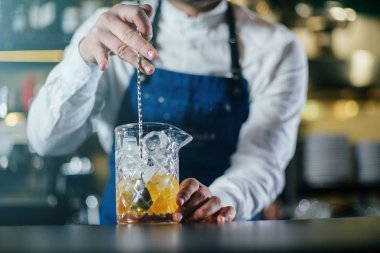 Profesyonel olarak çalışan om ile barmen içecekler ve kokteyller yapma