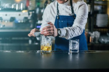 Profesyonel olarak çalışan om ile barmen içecekler ve kokteyller yapma