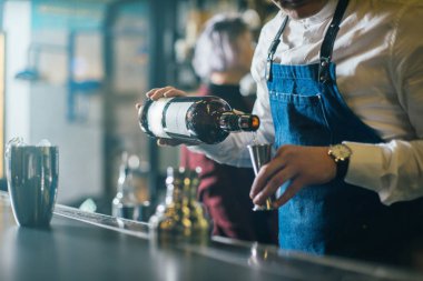 Profesyonel olarak çalışan om ile barmen içecekler ve kokteyller yapma