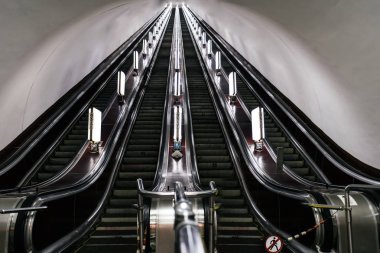 Kiev Metro SSCB zaman eski bir yürüyen merdiven
