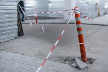 Turuncu çit koni binasında şeritli bant ile