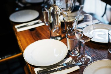 Restoranda masa seti ile farklı dishware hizmet