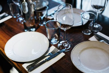 Restoranda masa seti ile farklı dishware hizmet