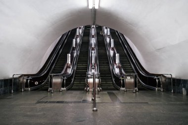 Kiev Metro SSCB zaman eski bir yürüyen merdiven