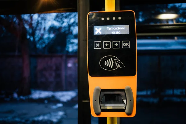 Modern otobüs yumruk validator yakın çekim Kiev, Ukrayna