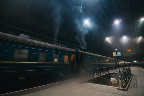 Νυχτερινό Τρένο Στο Σταθμό Στο Λβιβ Ουκρανία — Φωτογραφία Αρχείου