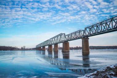 Kiev, Ukrayna güzel bulutlu gökyüzü ile Dnipro tren köprüden