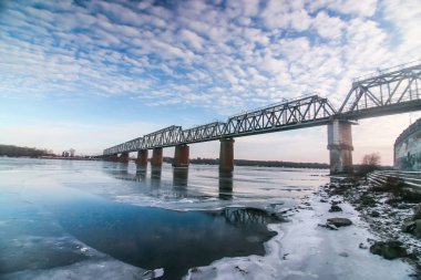 Kiev, Ukrayna güzel bulutlu gökyüzü ile Dnipro tren köprüden