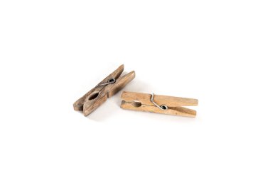 Beyaz arka plan üzerinde izole tarzı ahşap clothespins dönüştürün