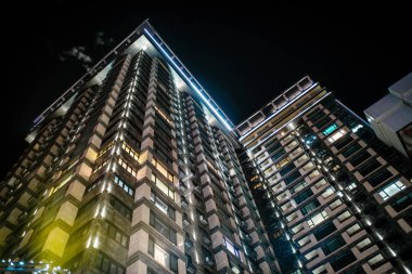 Ukrayna skyscrapper alacakaranlıkta, aydınlatmalı Kiev içinde bulunan