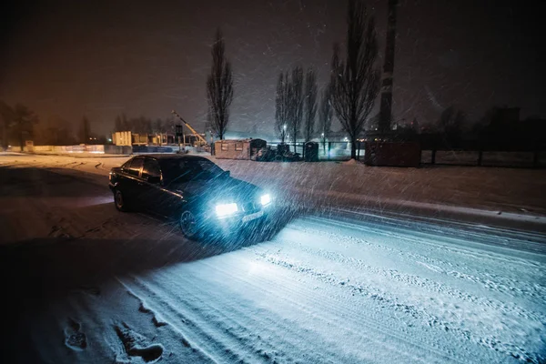 Bil Natten Snowe Road Med Massa Snöar Utanför — Stockfoto