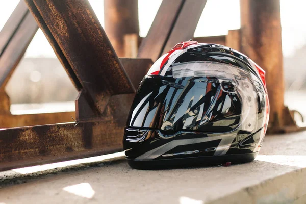 现代摩托车头盔在城市明亮的背景 — 图库照片