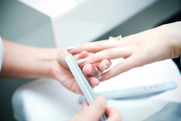 Manicura Uñas Con Archivo Mujer Hermosa Cuidado Uñas Después Del —  Fotos de Stock