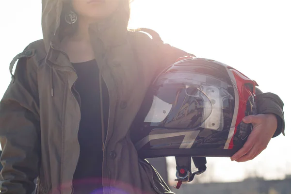 Gadis Cantik Dengan Helm Motor Kustom Tangan Dengan Latar Belakang — Stok Foto