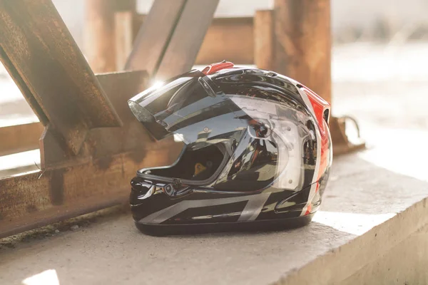 现代摩托车头盔在城市明亮的背景 — 图库照片