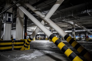 Underground otopark hiçbir insan ile aydınlatılmış ve öğeleri elimden