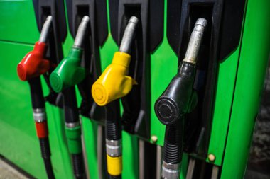 Yeşil parlak İstasyonu farklı renklerde yakıt püskürtme uçlarını