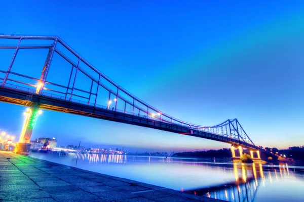 Ponte Pedonale Kiev Colpito Crepuscolo Illuminato Con Colori Diversi — Foto Stock