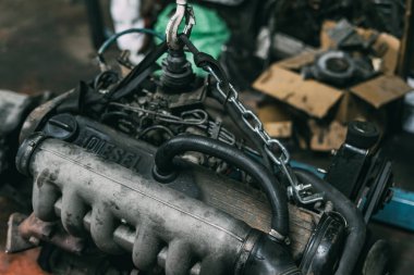 Motoru Instalation Vinç kanca üzerinde araba tamir servisi