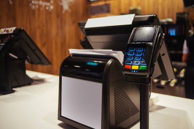 Poin, touchless teknoloji ve arka plan üzerinde benzin ile terminal satmak