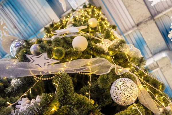 Klasické Hračky Nový Rok Strom Osvětlený Led Světly — Stock fotografie