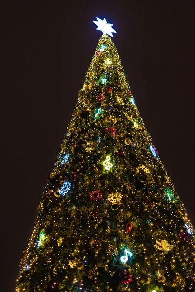 Árvore Ano Novo Decorado Com Brinquedos Clássicos Iluminado Com Luzes — Fotografia de Stock