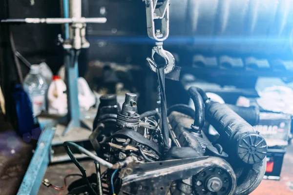 Instalace Motoru Háku Jeřábu Autoservis — Stock fotografie