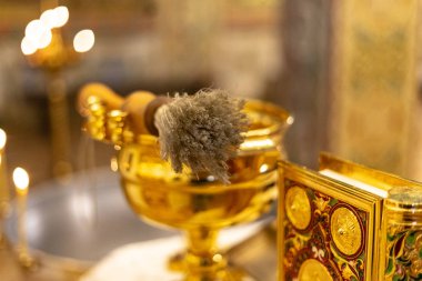 Aspergillum altın kova kutsal su ve Gospel ile yatıyor