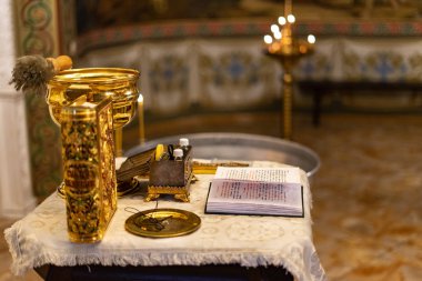 Altın şık gospel Ortodoks Kilisesi veya Tapınağı beyaz masa ve altın sıcak arka plan
