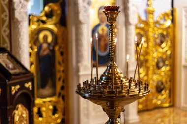 Ortodoks Kilisesi veya altın sıcak zemin üzerine tapınak birçok yanan mum