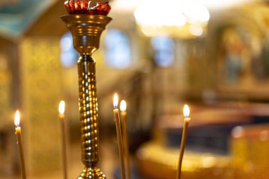 Ortodoks Kilisesi veya altın sıcak zemin üzerine tapınak birçok yanan mum