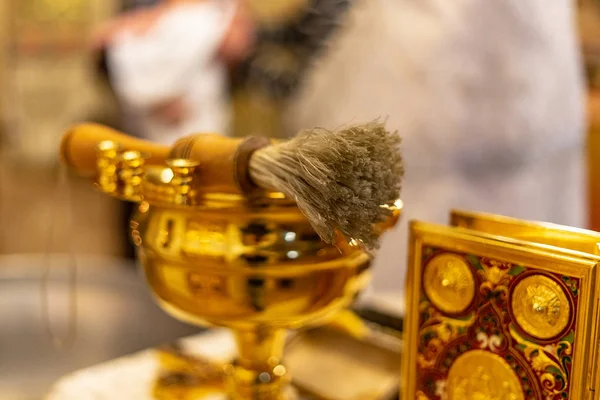 Aspergillum Liegt Auf Dem Goldenen Eimer Mit Weihwasser Und Evangelium — Stockfoto