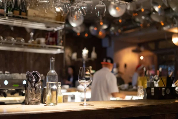 Sayaç şarap bardakları ve bulanık arka plan ile Bar
