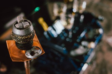 Köz nargile iç arka plan ile kase. şık tablo ile yakın çekim