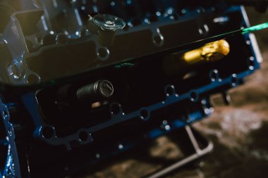 V8 motor bloğu tablo, mavi renkte boyanmış. Loft şık masa mobilya ile temperli cam