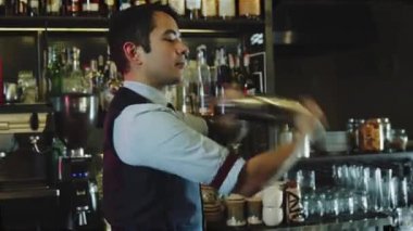 Asya barmen buzla kokteyl bar counter artalanları üzerinde shaker içinde sallayarak