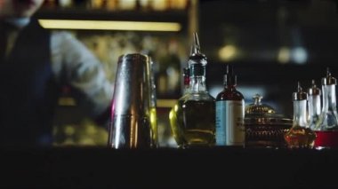 Masa üzerinde pahalı alkol ile şişe. Animasyonlu uçuş kamerası. Film göz renkleri