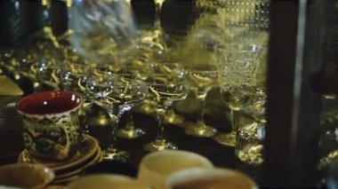 Barmen dikkatle temiz şarap cam ve dikkatli bir şekilde sonuca göre arıyorum. Counter arka plan bulanık